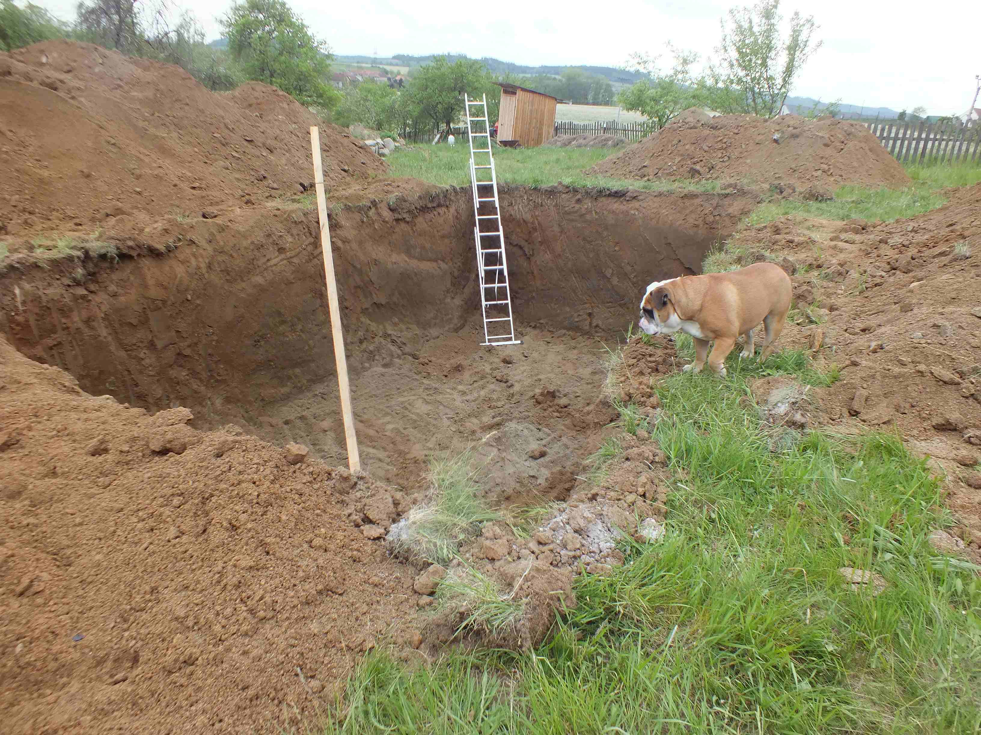 téměř 3m hluboká jáma